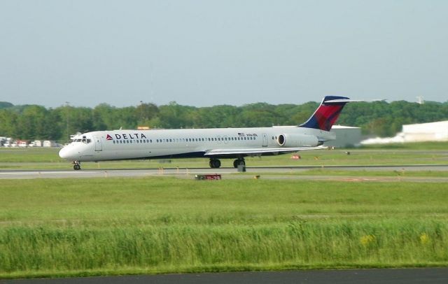 McDonnell Douglas MD-88 (N964DL) - Rolling down RWY 29 for departure to Atlanta.  May 30, 2011