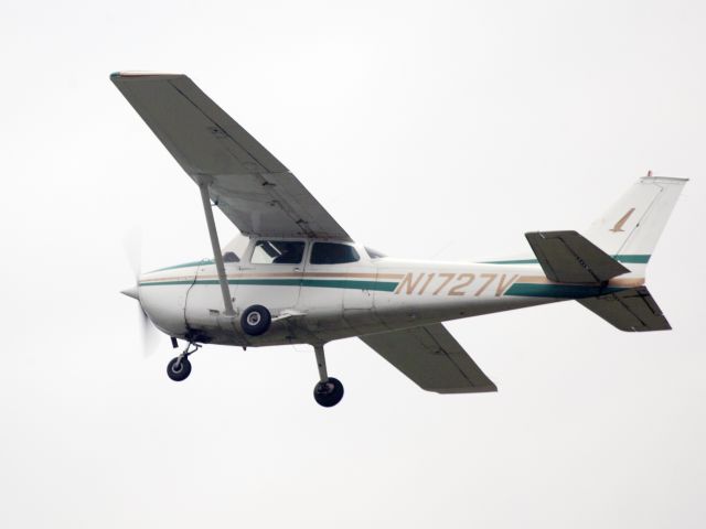 Cessna Skyhawk (N1727V) - Take off runway 26.