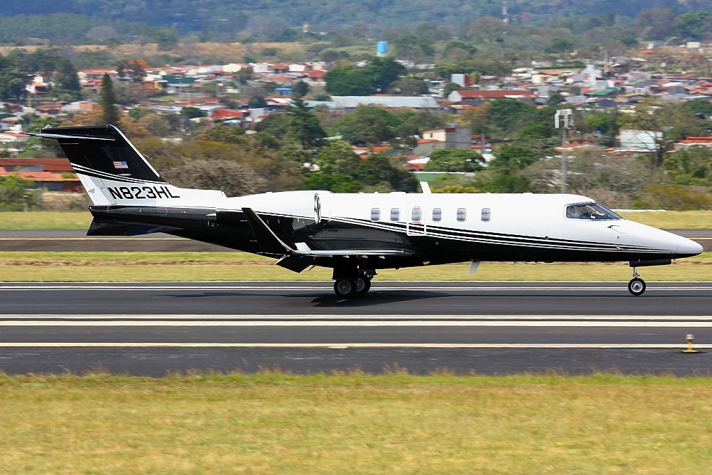 Learjet 40 (N823HL)