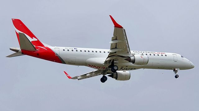 Embraer ERJ-190 (VH-UZQ) - VH-UZQ seen on short finals for runway 23 at Adelaide Airport {ADL/YPAD} after a run from Alice Springs Airport {ASP/YBAS} as "Qantas 1955".