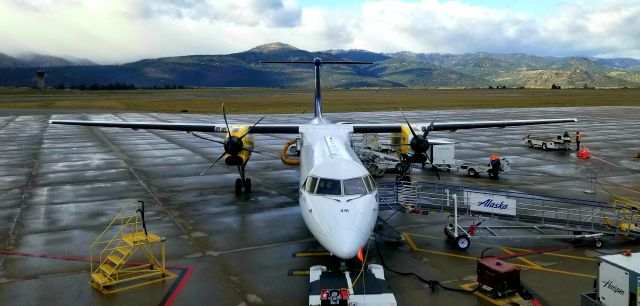 de Havilland Dash 8-400 (N441QX) - Pilot waving ahead of flight from Missoula (MSO) to Seattle (SEA)