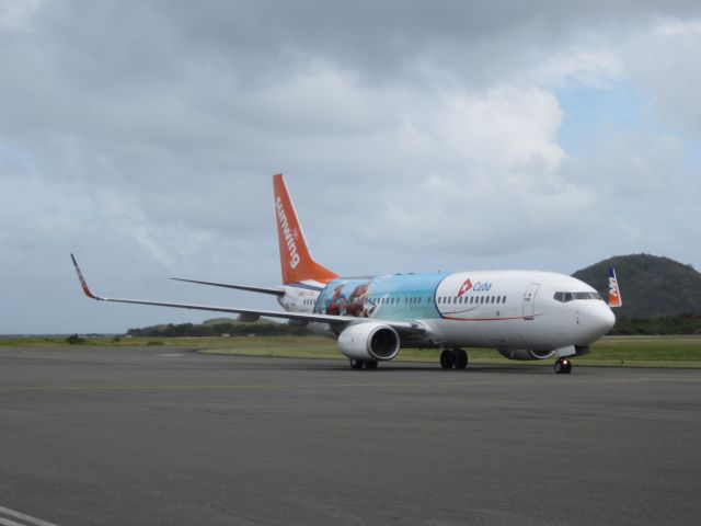 Boeing 737-800 (C-FTAH)