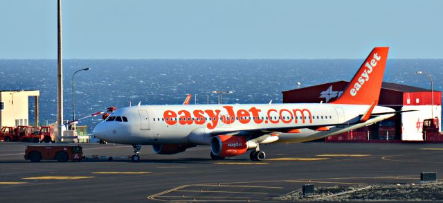 Airbus A320 (G-EZWK) - Aeropuerto de la Palma Canariasbr /Fotografía Carlos Spotter