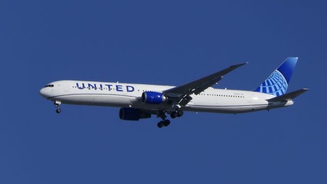 BOEING 767-400 (N66051)