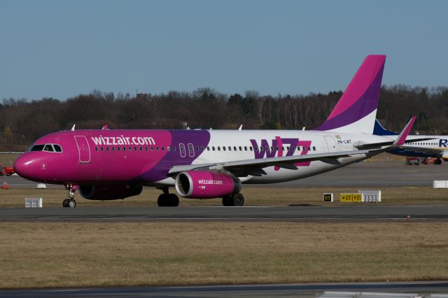 Airbus A320 (HA-LWT)