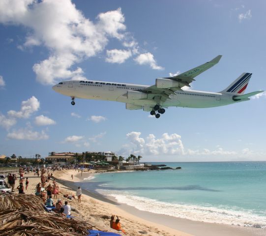 Airbus A340-300 (F-GLZO)