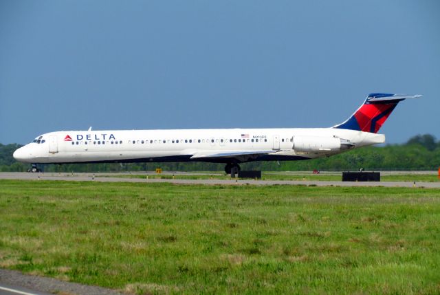 McDonnell Douglas MD-88 (N910DE)