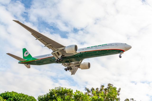 BOEING 777-300ER (B-16716)