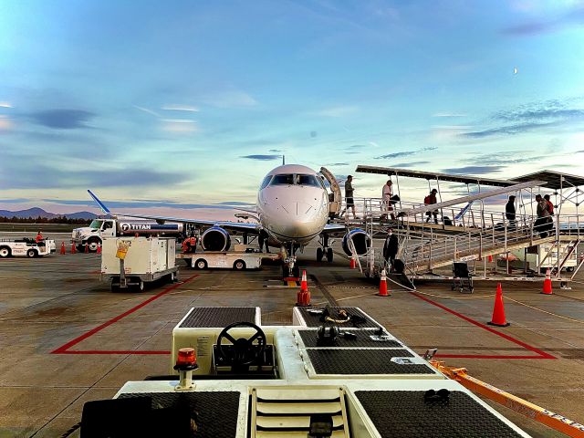 Embraer 175 (N613UX)
