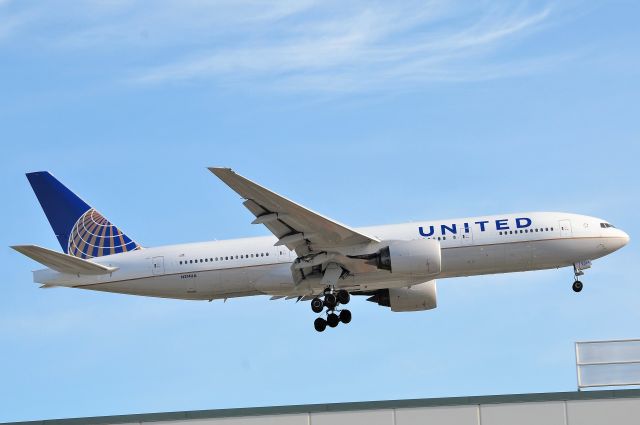 Boeing 777-200 (N214UA) - 2012