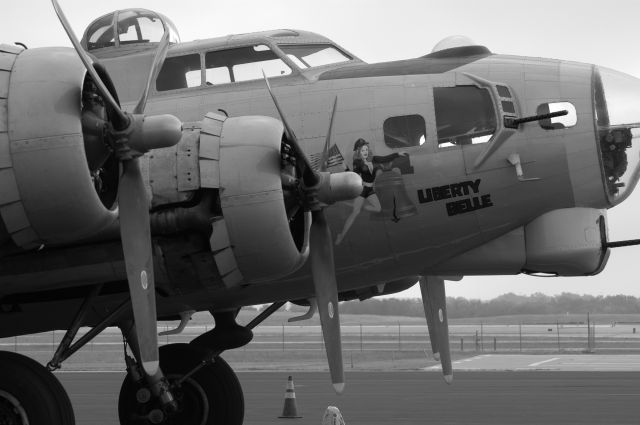 Boeing B-17 Flying Fortress (N390TH)