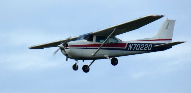 Cessna Skyhawk (N70220) - About to touch down is this 1976 Cessna 172M Skyhawk in the Autumn of 2023.