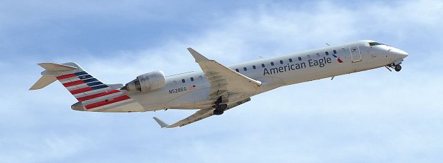 Canadair Regional Jet CRJ-700 (N528EG)