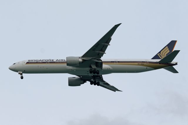 BOEING 777-300 (9V-SNA)