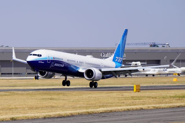 BOEING 737-10 (N27752) - Boeing 737 MAX 10 landing on Runway 24 after a display at Farnborough International Airshow 2022 (19 July 2022).