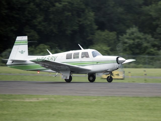 Mooney M-20 (N7458V) - Runway 08 | 17 June 2015.
