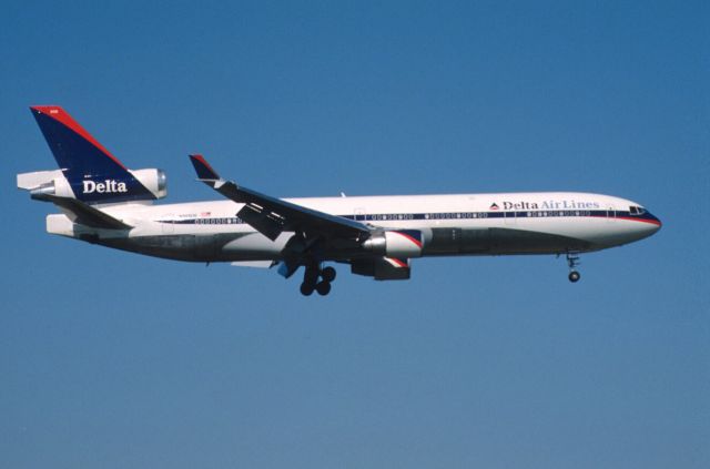 Boeing MD-11 (N805DE) - Final Approach to Narita Intl Airport Rwy16R on 2000/05/05