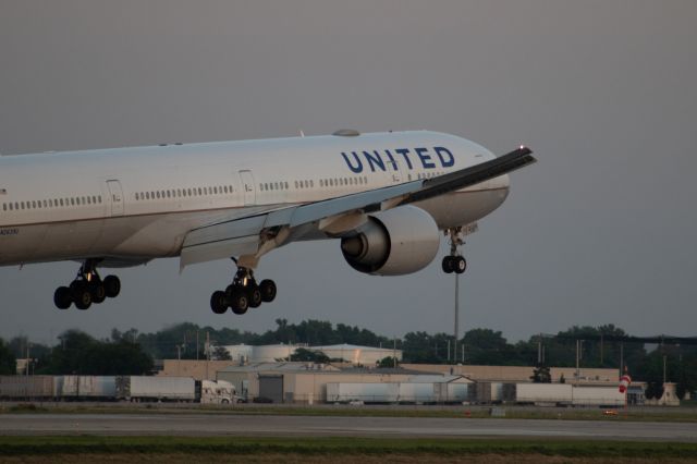 BOEING 777-300ER (N2639U)