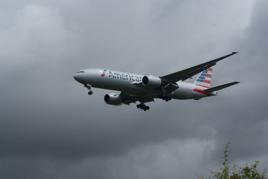 Boeing 777-200 (N761AJ) - American Arrivel RWY27R B777-223ER cn31478