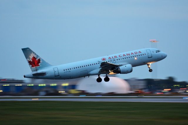 Airbus A320 (C-FTJQ)