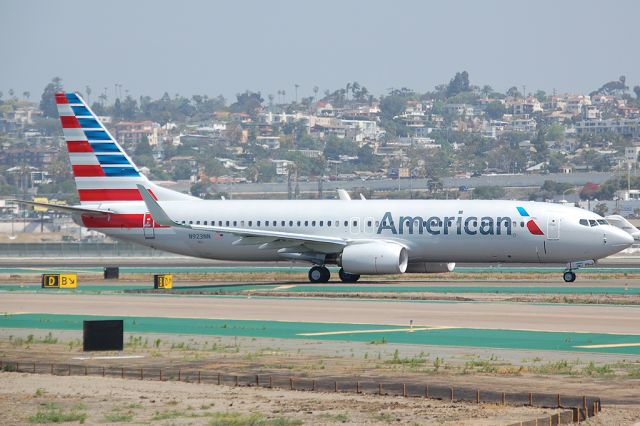 Boeing 737-800 (N923NN)