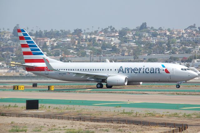 Boeing 737-800 (N923NN)