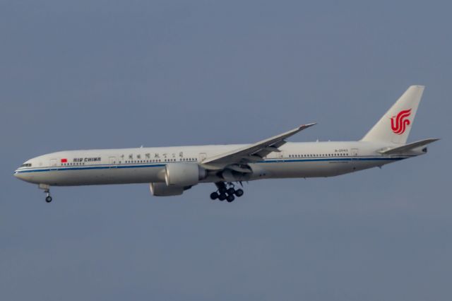 BOEING 777-300ER (B-2043)