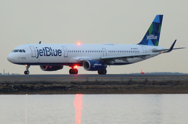 Airbus A321 (N968JT) - Mint for Each Other taxiing  on November to 22R
