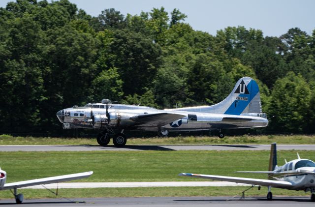 Boeing B-17 Flying Fortress (N9323Z)