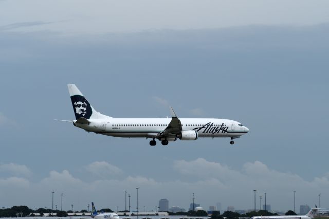 Boeing 737-700 (N319AS)