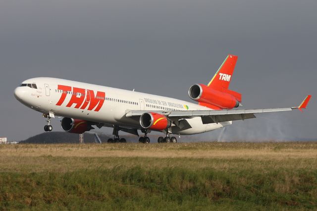 Boeing MD-11 (PT-MSJ) - Landing south runway in the morning.Memory 2008