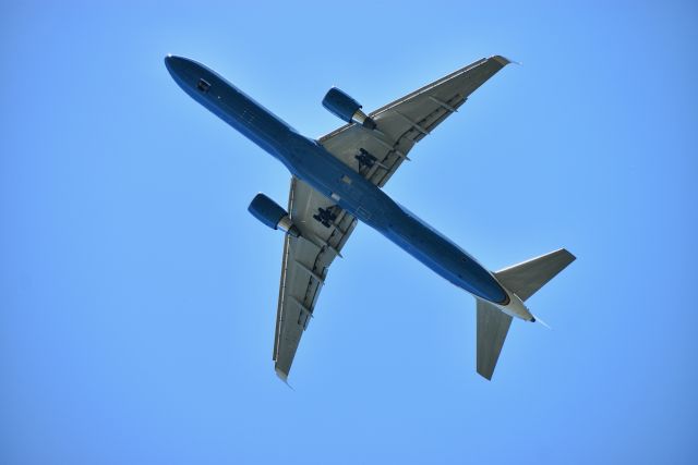 Boeing 757-200 (UNKNOWN) - Aircraft made numerous passes, possible recurrent training flight. 