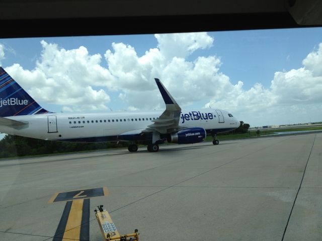 Airbus A320 (N821JB) - Just pushed off gate in MCO supporting our new Sharklets..