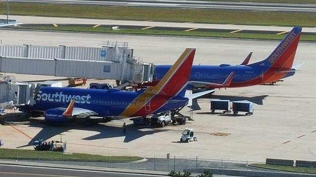 Boeing 737-700 (N7707C) - Old and new livery