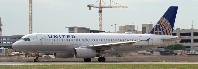 Airbus A320 (N454UA)