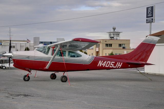 Cessna Skylane (N405JH) - Seen at KFDK on 3/1/2010    a href=http://discussions.flightaware.com/profile.php?mode=viewprofile&u=269247  [ concord977 profile ]/a