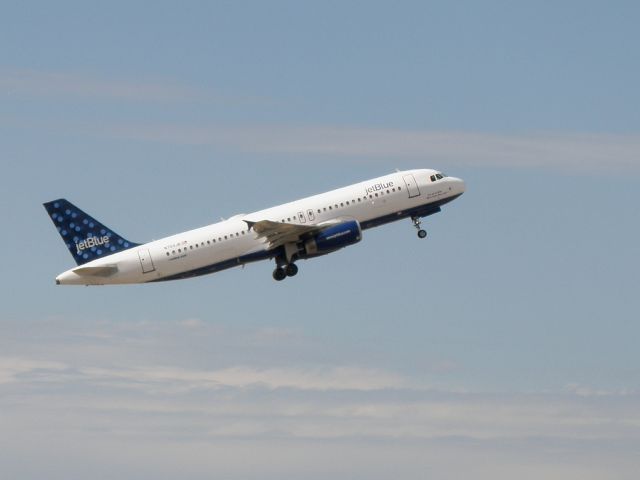 Airbus A320 (N703JB) - Jet Blue 9738, bound for John F Kennedy International (KJFK), going wheels up from Runway 04 at Blue Grass Airport (KLEX)...