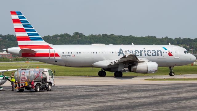 Airbus A320 (N680AW)