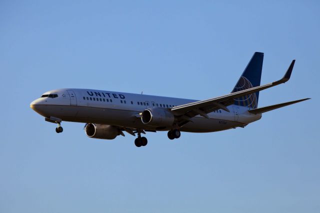 Boeing 737-700 (N77261) - LAX