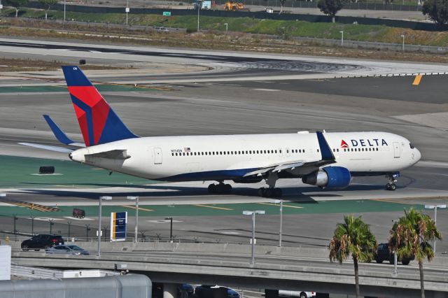 BOEING 767-300 (N174DN)