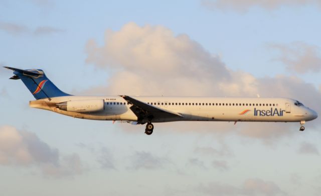 McDonnell Douglas MD-82 (P4-MDH)