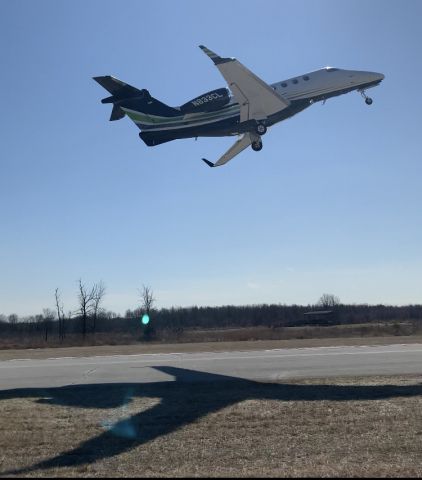 Embraer Phenom 300 (N833CL)