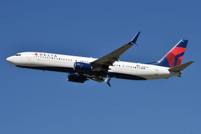 Boeing 737-900 (N888DU) - 08-31-22 23-R departure.