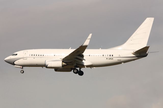 Boeing 737-700 (M-URUS) - Frankfurt am Main, Saturday 14/10/16. Photo taken from the mound just next to the motorway bridge just near the Intercity Hotel.