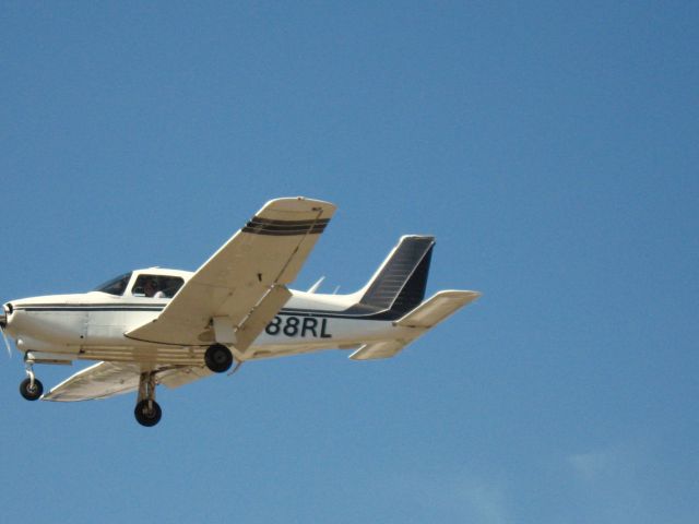 Piper Cherokee (N88RL) - LANDING ON RWY 24