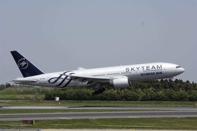 Boeing 777-200 (HL7733) - Final Approach to Narita Intl Airport Rwy16L on 2013/05/06 "Sky Team c/s"