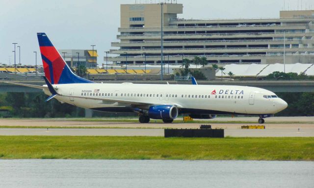 Boeing 737-900 (N850DN)