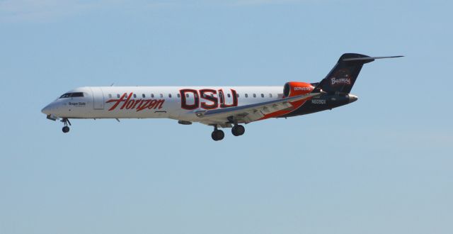 Canadair Regional Jet CRJ-700 (N609QX) - On Final 30R