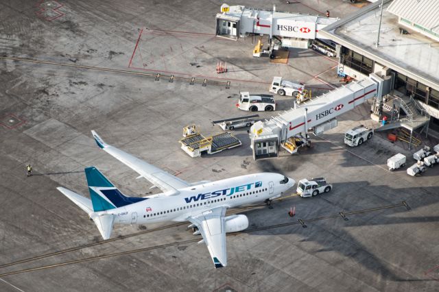 Boeing 737-700 (C-GWJF) - Air to Ground