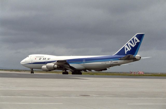 BOEING 747SR (JA8146) - Taxing at Okinawa-Naha Intl Airport on 1988/03/20